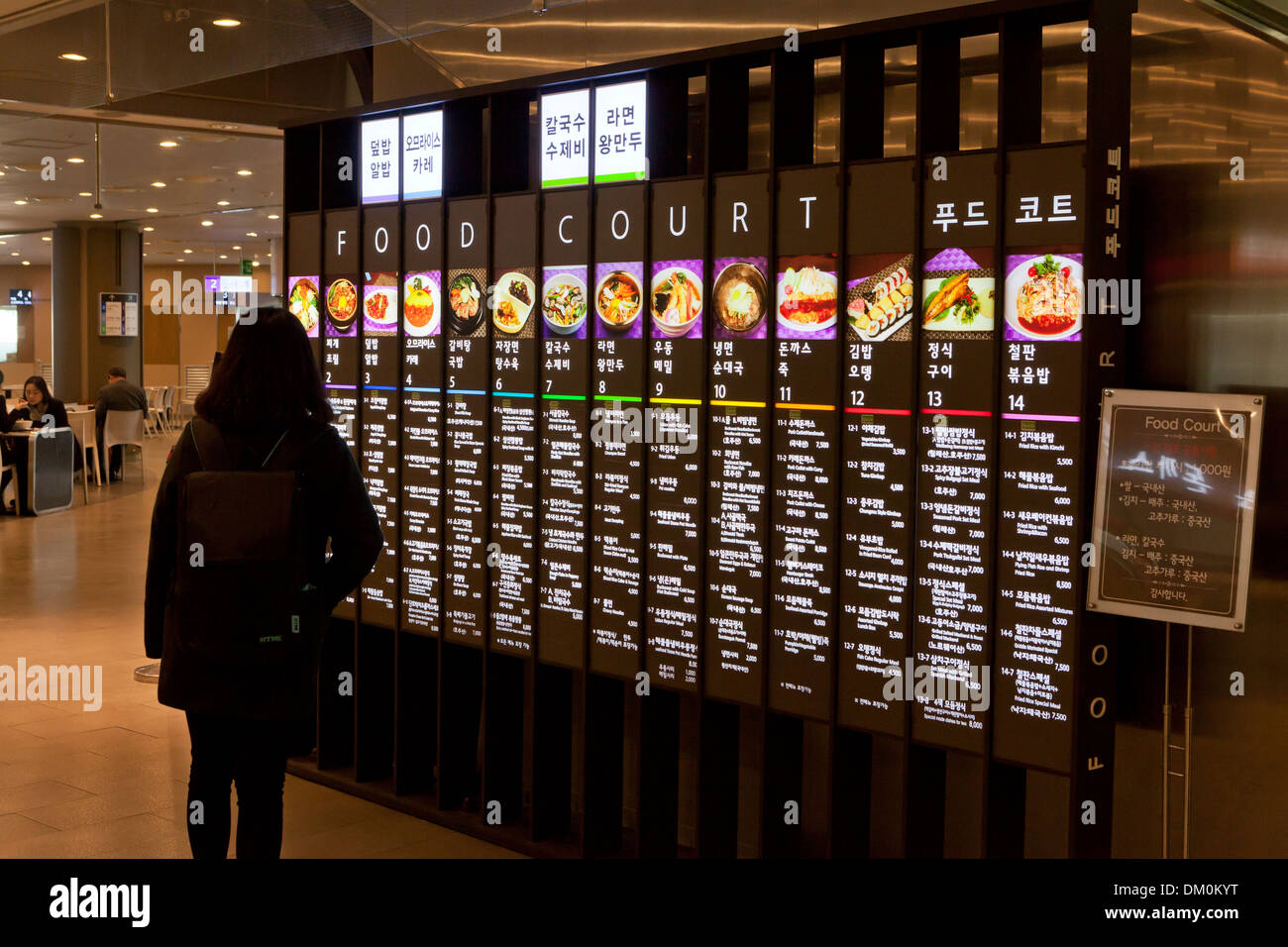 Donna lettura food court menu - Seoul, Corea del Sud Foto Stock