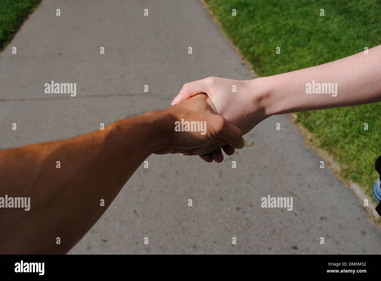 Coppia interrazziale, Handshake tra razze diverse Foto Stock