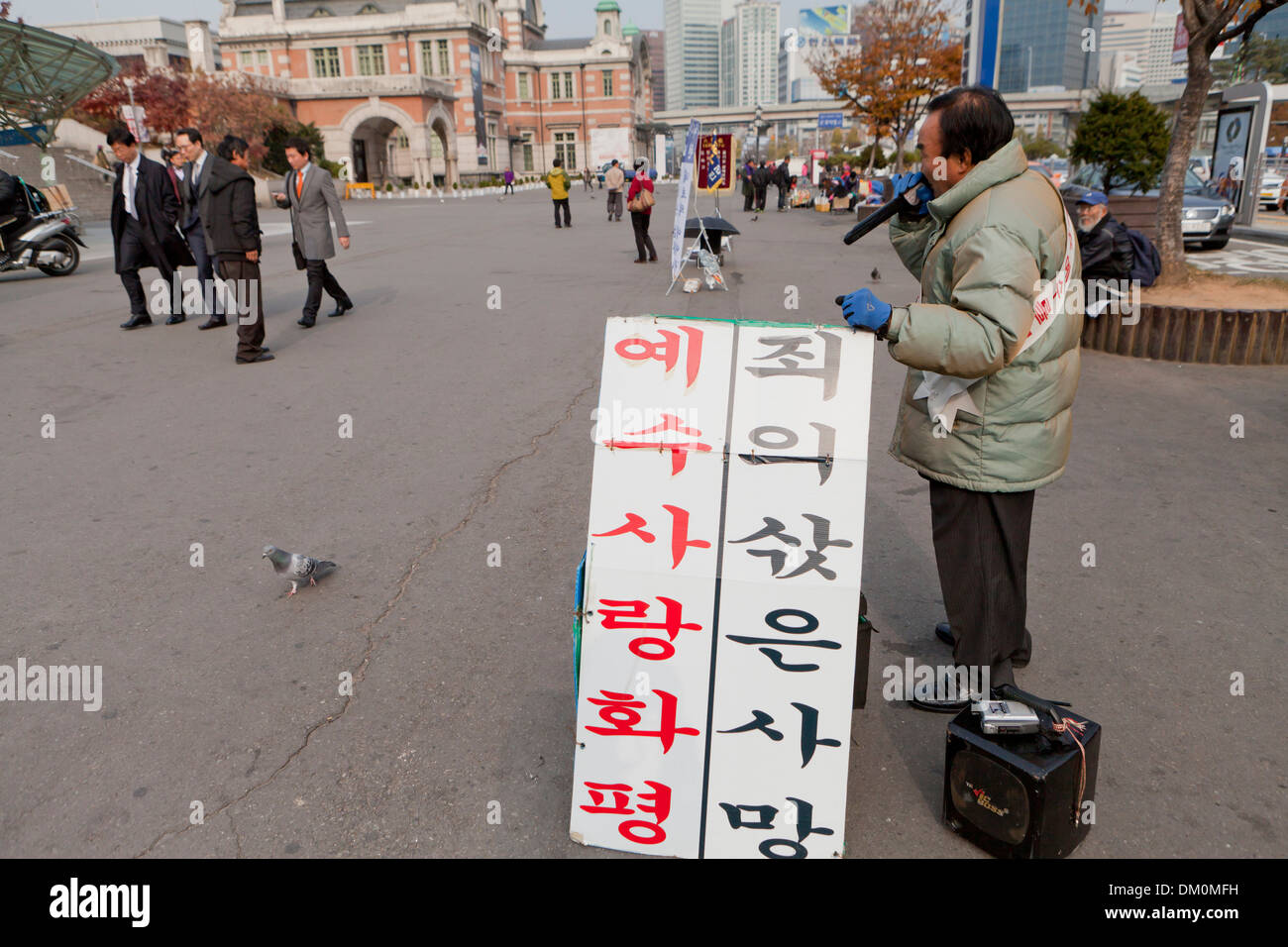 Street evangelista - Seoul, Corea del Sud - segno legge: amore per Gesù porta la pace, il peccato la ricompensa è la morte Foto Stock