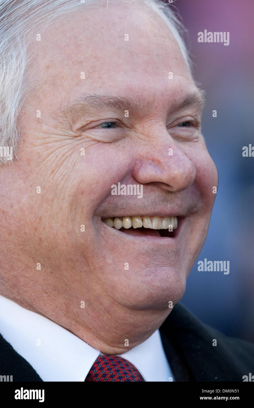 Il 12 Dic. 2009 - Philadelphia, Pennsylvania, Stati Uniti - 12 dicembre 2009: Segretario della Difesa (SECDEF) l' onorevole Robert M. Gates prima di iniziare il centodecimo Army-Navy college football gioco giocato al Lincoln Financial Field di Philadelphia, Pennsylvania. Navy sconfitto esercito 17-3 per la loro Ottava vittoria consecutiva nella serie. (Credito Immagine: © Alex Cena/Southcreek globale/ZUMApress.com Foto Stock