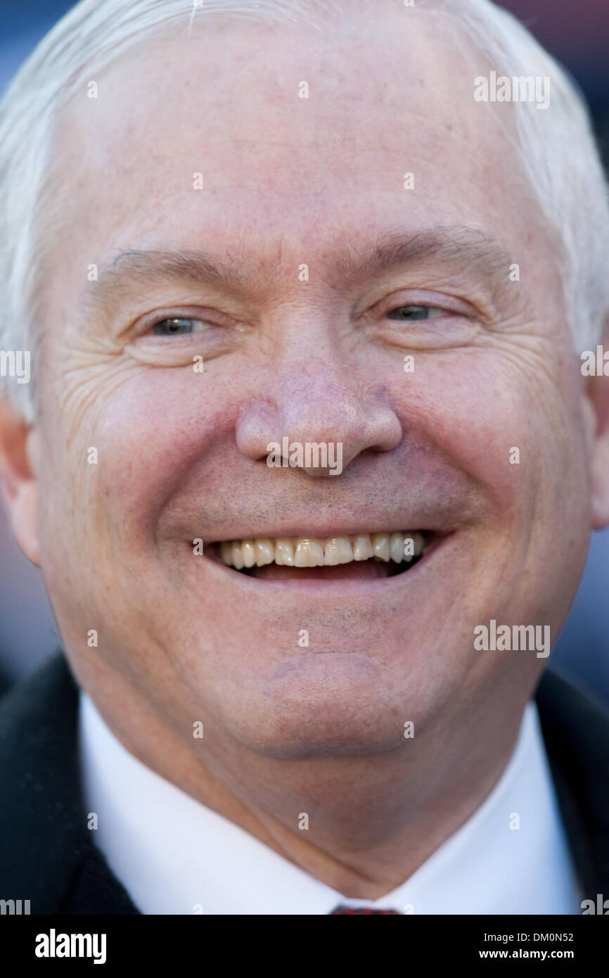 Il 12 Dic. 2009 - Philadelphia, Pennsylvania, Stati Uniti - 12 dicembre 2009: Segretario della Difesa (SECDEF) l' onorevole Robert M. Gates prima di iniziare il centodecimo Army-Navy college football gioco giocato al Lincoln Financial Field di Philadelphia, Pennsylvania. Navy sconfitto esercito 17-3 per la loro Ottava vittoria consecutiva nella serie. (Credito Immagine: © Alex Cena/Southcreek globale/ZUMApress.com Foto Stock