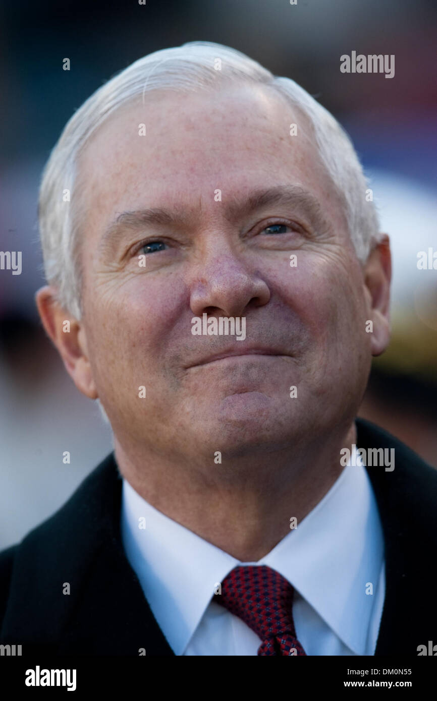 Il 12 Dic. 2009 - Philadelphia, Pennsylvania, Stati Uniti - 12 dicembre 2009: Segretario della Difesa (SECDEF) l' onorevole Robert M. Gates prima di iniziare il centodecimo Army-Navy college football gioco giocato al Lincoln Financial Field di Philadelphia, Pennsylvania. Navy sconfitto esercito 17-3 per la loro Ottava vittoria consecutiva nella serie. (Credito Immagine: © Alex Cena/Southcreek globale/ZUMApress.com Foto Stock