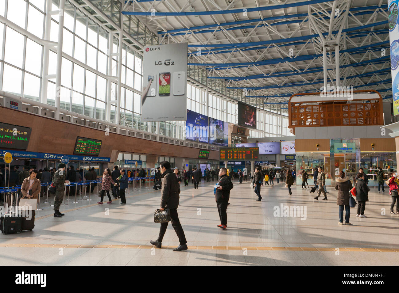 Interno del nuovo Korail Seoul station terminal - Seoul, Corea del Sud Foto Stock