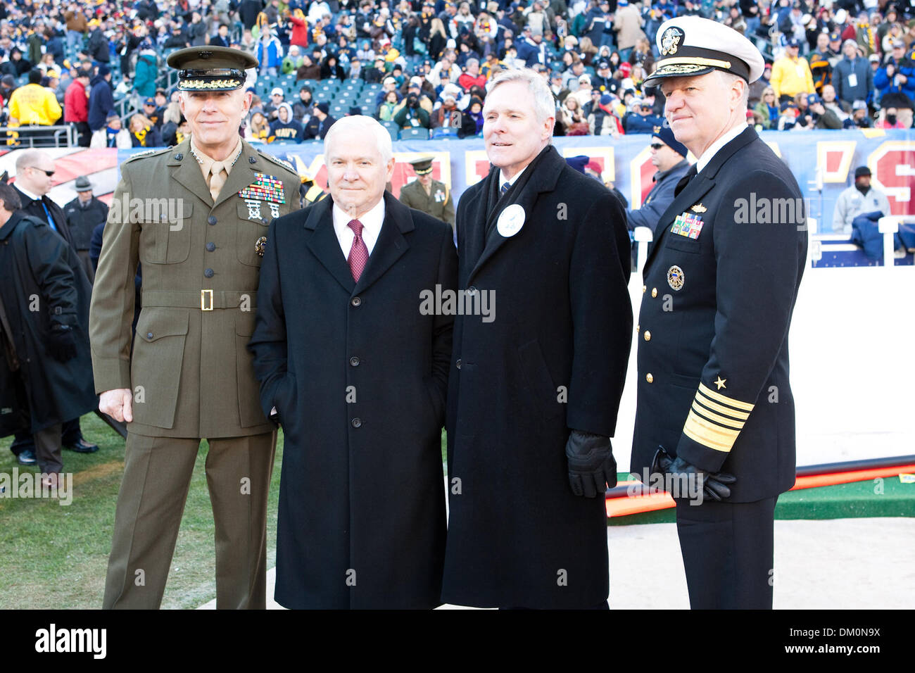 Il 12 Dic. 2009 - Philadelphia, Pennsylvania, Stati Uniti - 12 dicembre 2009: Comandante della Marine Corps gen. James T. Conway, , sinistra, Segretario della Difesa (SECDEF) l' onorevole Robert M. Gates, segretario della Marina (SECNAV) gli onorevoli Ray Mabus e Capo di operazioni navali (CNO) Adm. Gary Roughead prima di iniziare il centodecimo Army-Navy college football gioco giocato a Lincoln Fin Foto Stock