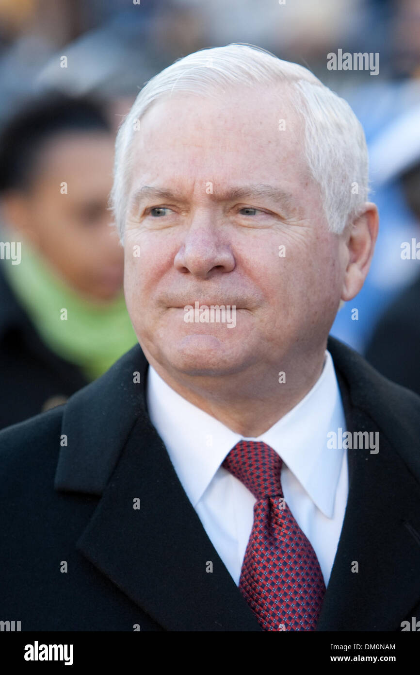 Il 12 Dic. 2009 - Philadelphia, Pennsylvania, Stati Uniti - 12 dicembre 2009: Segretario della Difesa (SECDEF) l' onorevole Robert M. Gates prima di iniziare il centodecimo Army-Navy college football gioco giocato al Lincoln Financial Field di Philadelphia, Pennsylvania. Navy sconfitto esercito 17-3 per la loro Ottava vittoria consecutiva nella serie. (Credito Immagine: © Alex Cena/Southcreek globale/ZUMApress.com Foto Stock