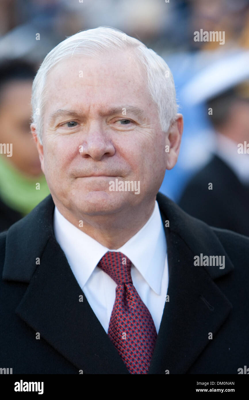 Il 12 Dic. 2009 - Philadelphia, Pennsylvania, Stati Uniti - 12 dicembre 2009: Segretario della Difesa (SECDEF) l' onorevole Robert M. Gates prima di iniziare il centodecimo Army-Navy college football gioco giocato al Lincoln Financial Field di Philadelphia, Pennsylvania. Navy sconfitto esercito 17-3 per la loro Ottava vittoria consecutiva nella serie. (Credito Immagine: © Alex Cena/Southcreek globale/ZUMApress.com Foto Stock