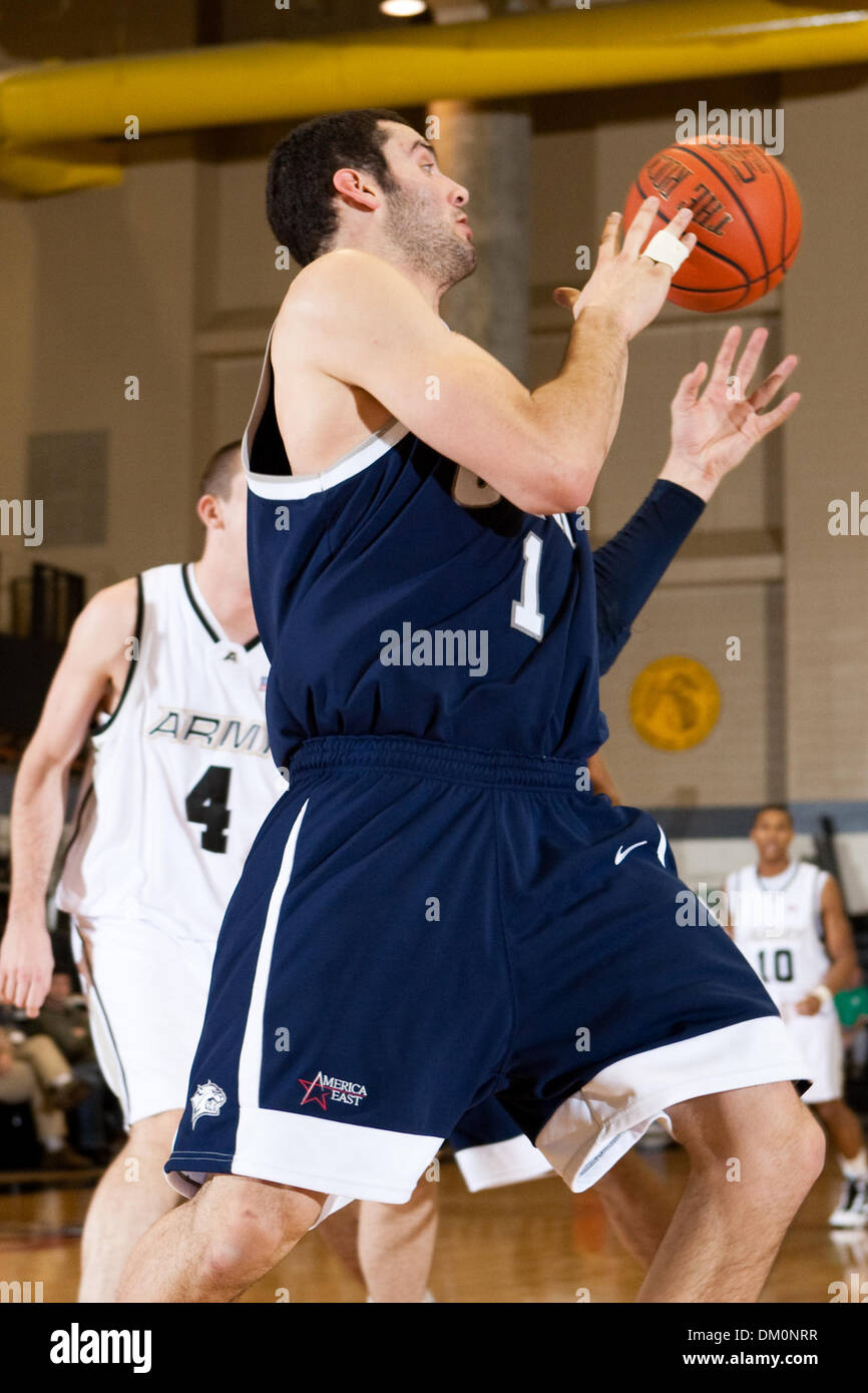 Dic. 22, 2009 - punto ad ovest di New York, Stati Uniti - 22 dicembre 2009: New Hampshire centro Diliegro Dane (1) durante l'azione di gioco. L esercito hanno utilizzato un 13-0- esegui per girare a cinque punti di vantaggio in un 18-punto di vantaggio in rotta verso una vittoria 54-46 sopra New Hampshire (4-5) al Christl Arena presso l'Accademia Militare degli Stati Uniti a West Point, New York. I Cavalieri Neri (9-2) hanno conquistato quattro dritto Foto Stock