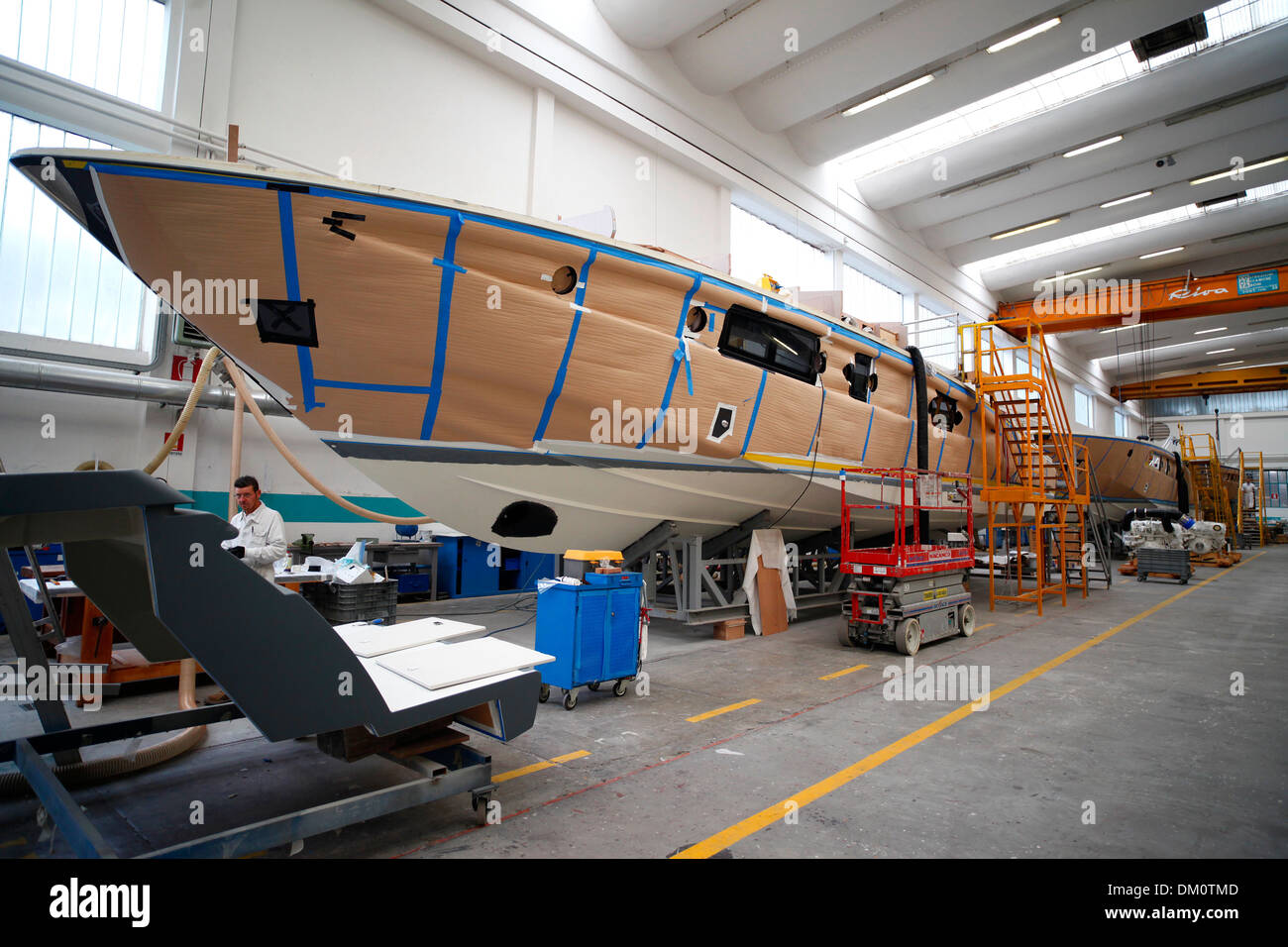 Riva 63 Virtus super yacht in costruzione presso la fabbrica di Riva sul lago di Iseo a Sarnico, Italia. Foto Stock