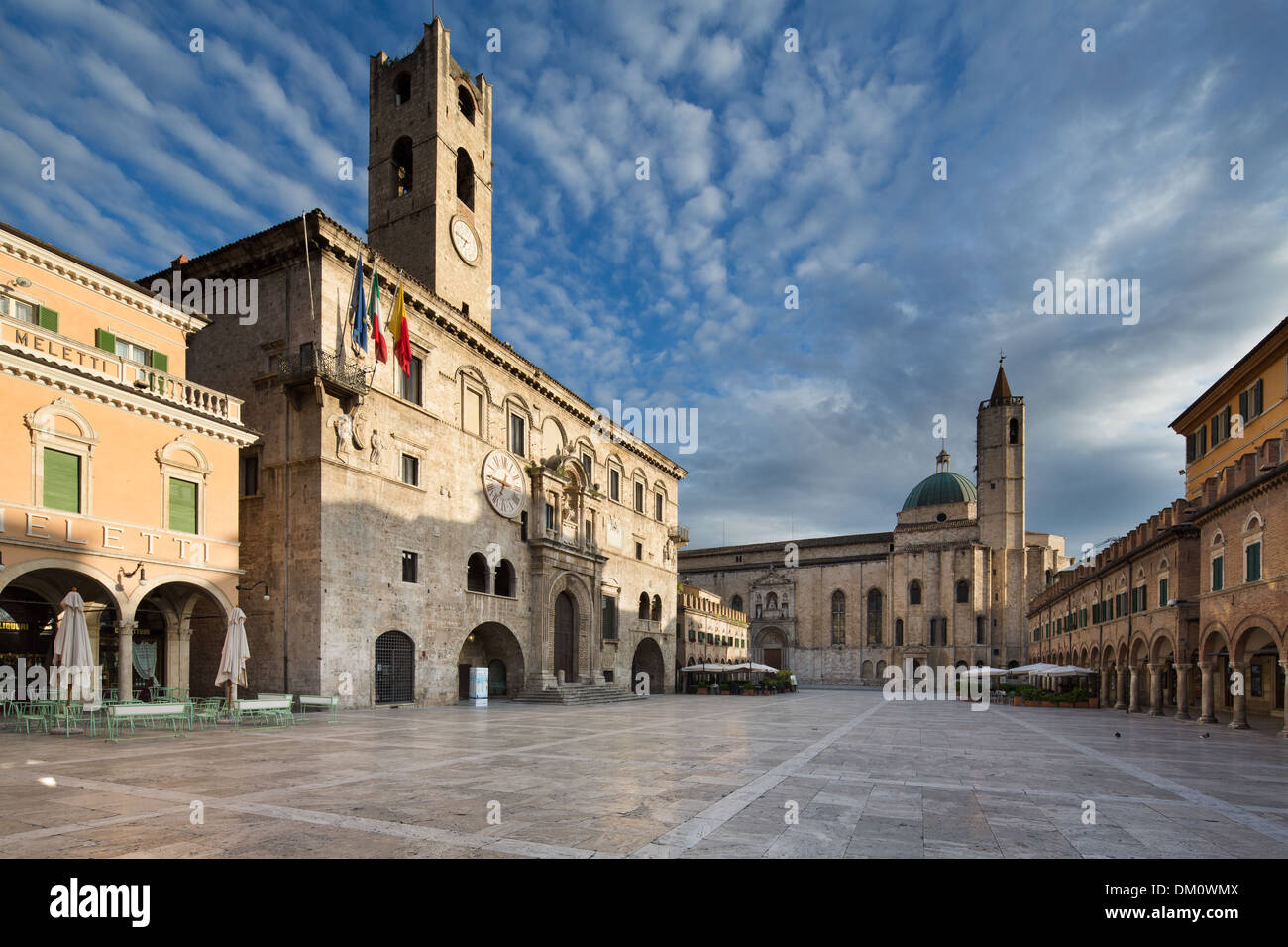 Piazza del Popolo all'alba, Ascoli Piceno, Marche, Italia Foto Stock