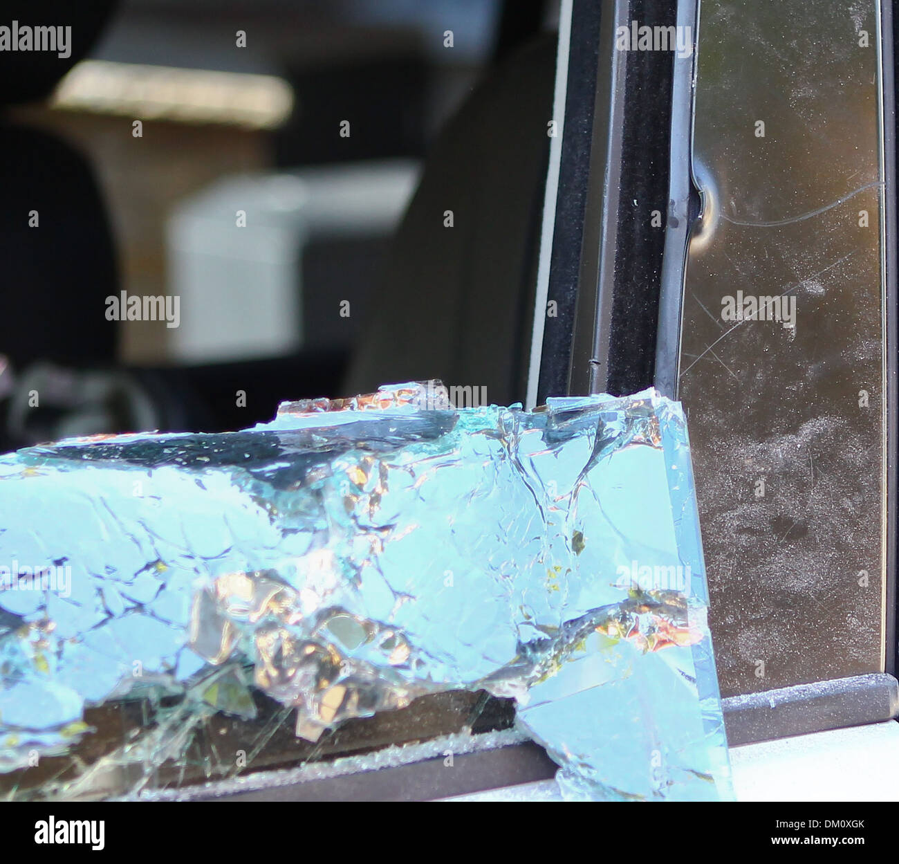 Una scena del crimine Officer controlli Sarah Harding's auto per le impronte digitali dopo che è stato rotto in Londra Inghilterra - 07.09.12 Foto Stock