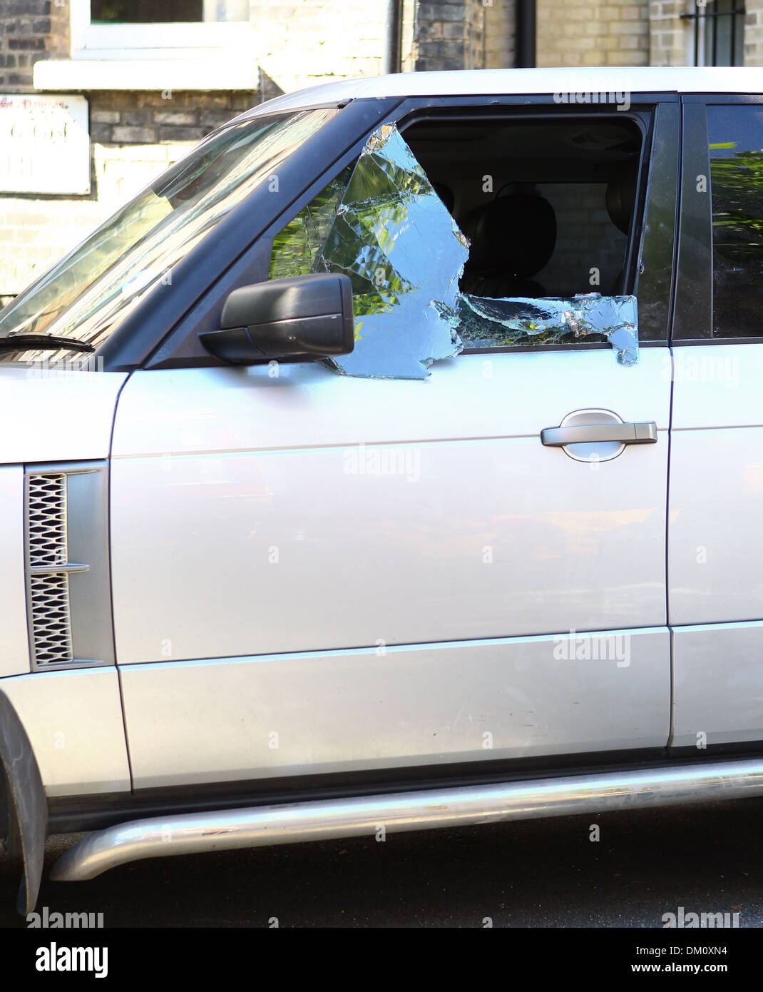 Una scena del crimine Officer controlli Sarah Harding's auto per le impronte digitali dopo che è stato rotto in Londra Inghilterra - 07.09.12 Foto Stock