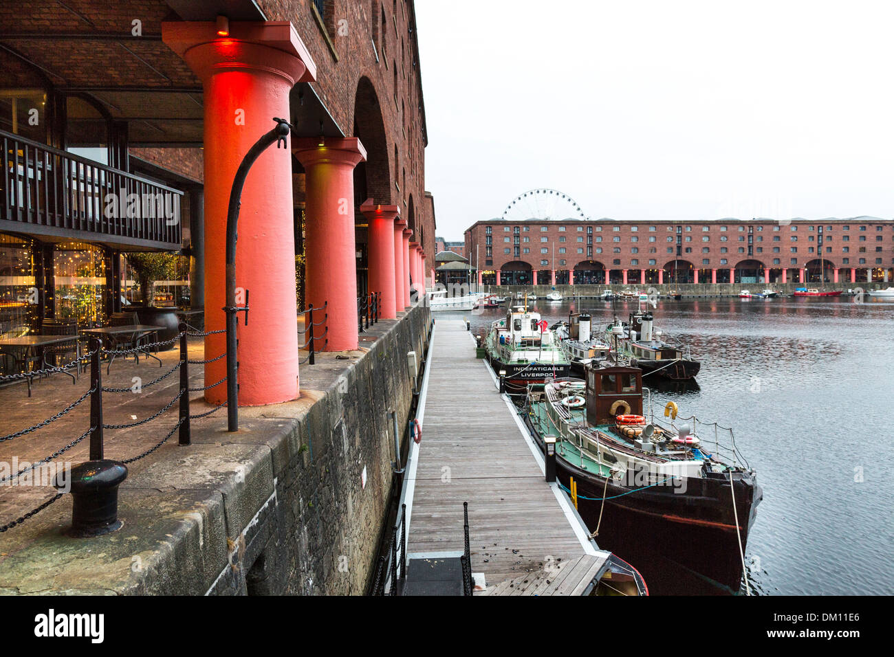 Barche e chiatte ormeggiate presso la Albert Dock, Liverpool, Regno Unito Foto Stock
