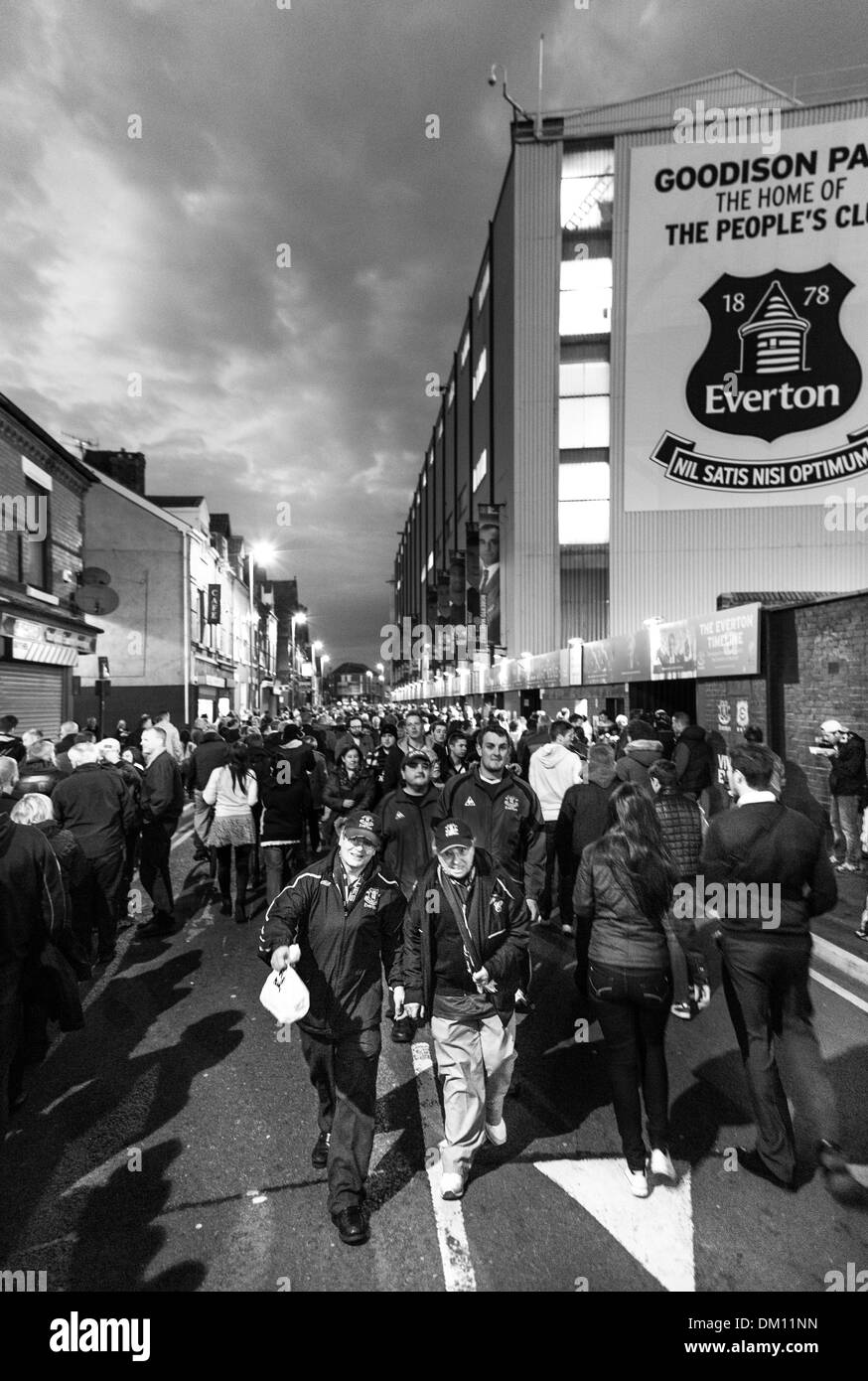 Per gli appassionati di calcio che arrivano a Goodison Park prima che il gioco tra Everton e Newcastle Utd. Liverpool, Regno Unito Foto Stock