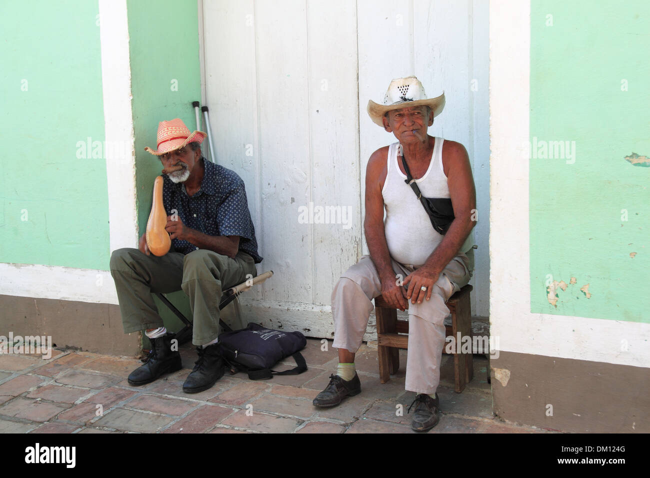I fumatori di sigari, Calle Hernández Echerrí (Calle Cristo), Trinidad, Sancti Spiritus provincia, Cuba, il Mare dei Caraibi e America centrale Foto Stock