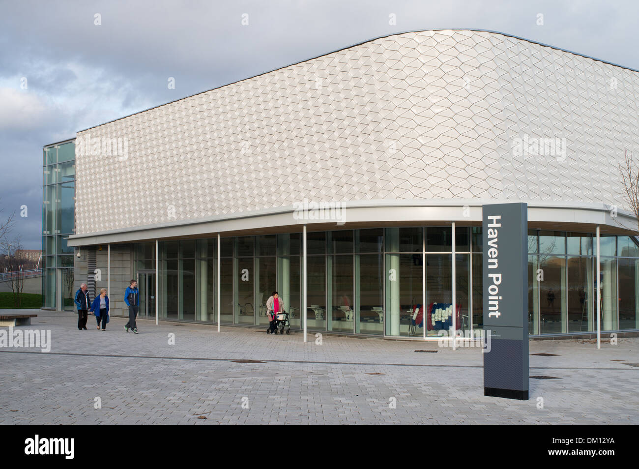 La gente camminare passato punto di Haven piscina e un complesso di svaghi a South Shields North East England, Regno Unito Foto Stock