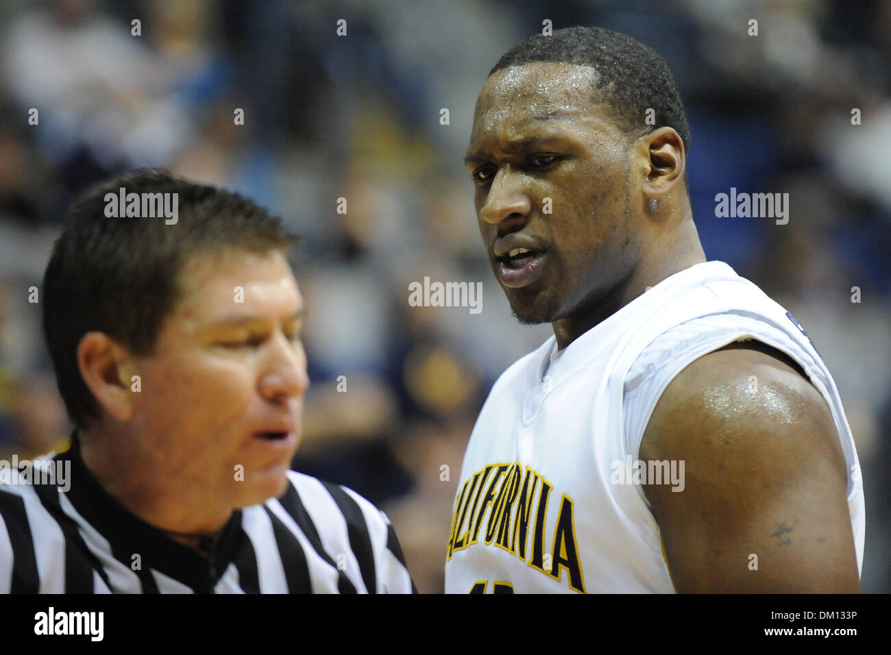 Gen 04, 2010 - Berkeley, California, Stati Uniti - 06 Gennaio 2010: Cal Centro JR Markhuri Sanders-Frison (45) sostiene una chiamata durante il NCAA PAC-10 gioco di basket tra la UCLA Bruins e il Cal porta a Haas Pavilion di Berkeley, California. Dopo aver guidato la maggior parte del gioco, Cal è sceso a UCLA in 76-75 ore di lavoro straordinario. (Credito Immagine: © Matt Cohen/Southcreek globale/ZUMApress.com) Foto Stock