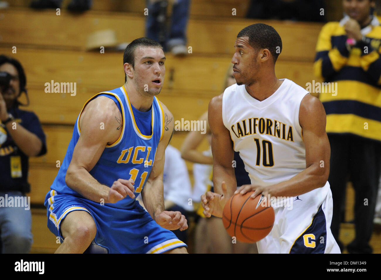 Gen 04, 2010 - Berkeley, California, Stati Uniti - 06 Gennaio 2010: Cal SR in avanti Jamal Boykin (10) attacca UCLA FR avanti Reeves Nelson (11) durante il NCAA PAC-10 gioco di basket tra la UCLA Bruins e il Cal porta a Haas Pavilion di Berkeley, California. Dopo aver guidato la maggior parte del gioco, Cal è sceso a UCLA in 76-75 ore di lavoro straordinario. (Credito Immagine: © Matt Cohen/Southcreek globale/ZUMApress Foto Stock