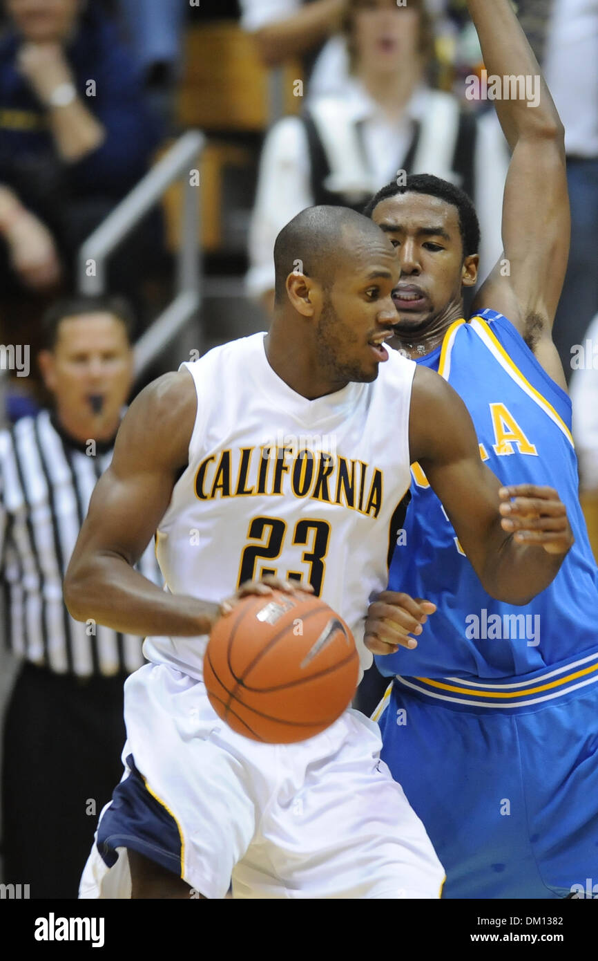 Gen 04, 2010 - Berkeley, California, Stati Uniti - 06 Gennaio 2010: Cal SR Guard Patrick Christopher (23) appoggia in UCLA IN MODO Guard Malcolm Lee (3) durante il NCAA PAC-10 gioco di basket tra la UCLA Bruins e il Cal porta a Haas Pavilion di Berkeley, California. Dopo aver guidato la maggior parte del gioco, Cal è sceso a UCLA in 76-75 ore di lavoro straordinario. (Credito Immagine: © Matt Cohen/Southcreek globale/ZUMApr Foto Stock