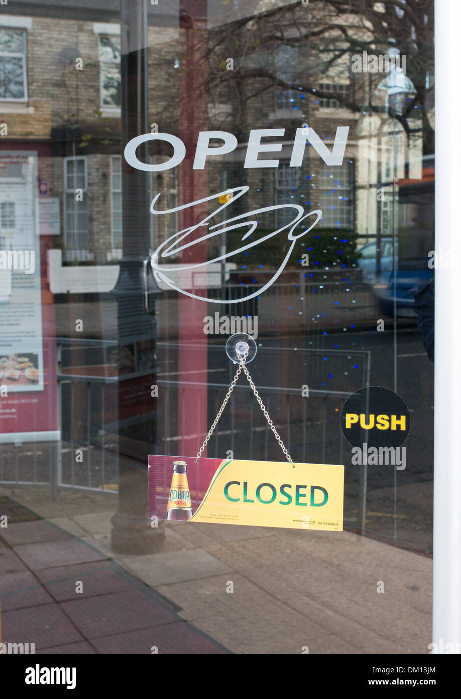 Segni contraddittori aperto e chiuso il ristorante porta Nord Est Inghilterra REGNO UNITO Foto Stock