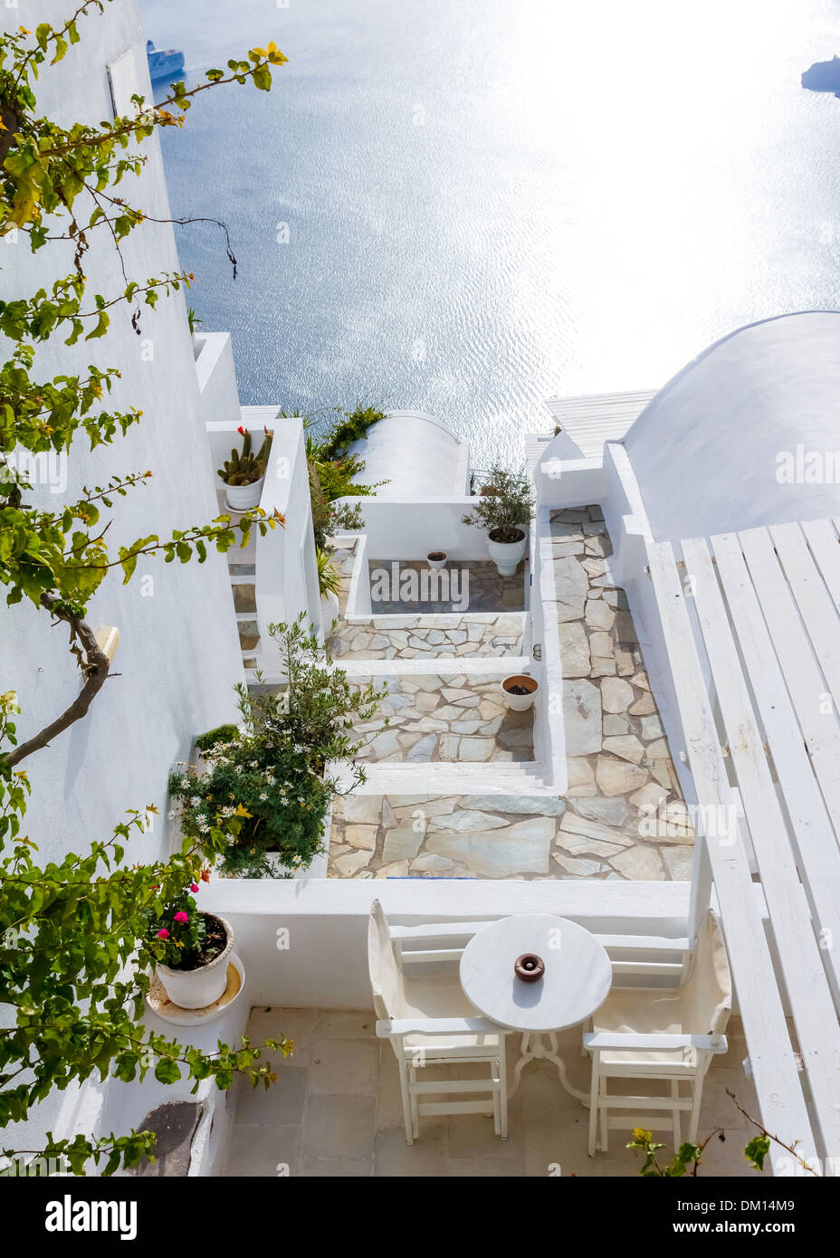 Tavoli e sedie pronto per i clienti su un balcone a Fira, Santorini, Grecia Foto Stock