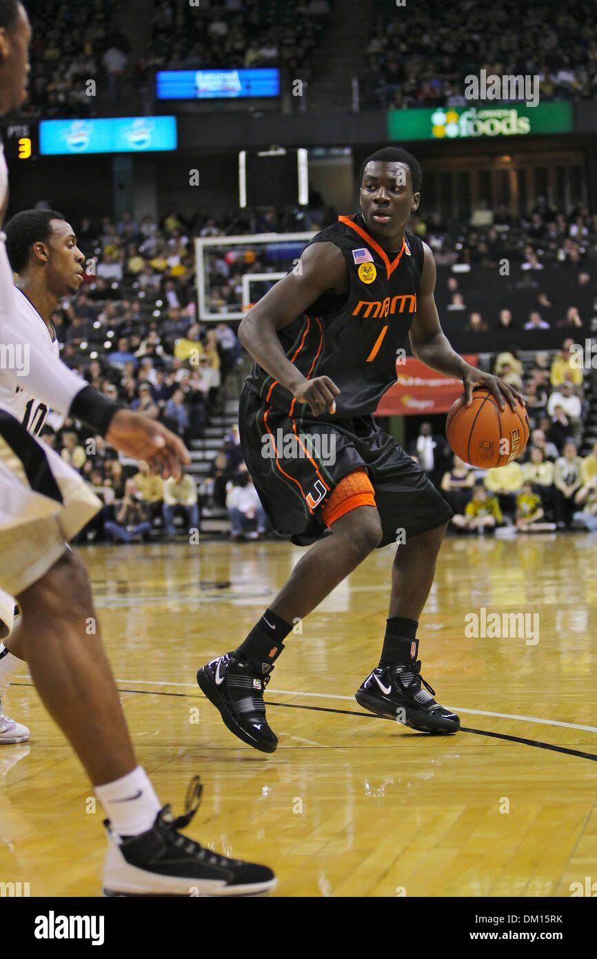 Febbraio 02, 2010 - WINSTON SALEM, North Carolina, Stati Uniti - 02 Febbraio 2010: In azione di gioco a Joel Coliseum Winston Salem North Carolina come Miami (FL) guard Durand Scott si muove all'interno contro la scia di difesa. Non era abbastanza come le canne perdono 62-53 all'attivazione. (Credito Immagine: © Jim Dedmon/Southcreek globale/ZUMApress.com) Foto Stock