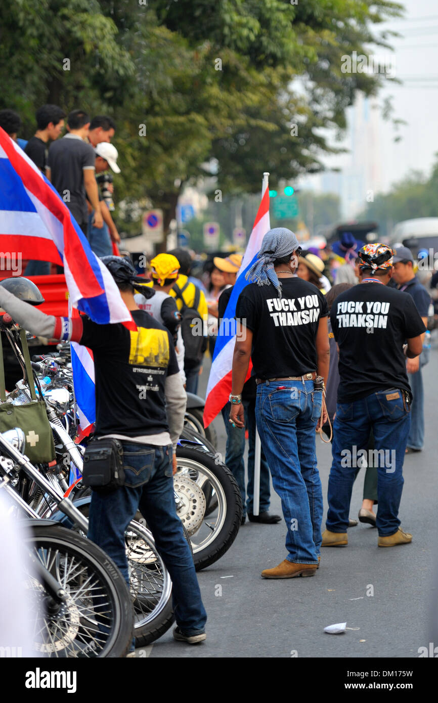 Bangkok, Tailandia. Il 9 dicembre 2013. I membri di un club di moto tra la folla di governo anti-manifestanti su Sri Ayudhaya road, Dusit, Bangkok. Credito: Markus Braun/Alamy Live News Foto Stock