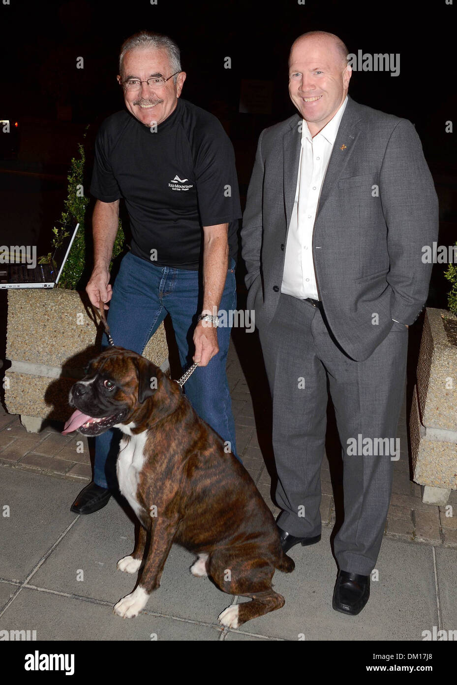 Vincent Sammon Michael Carruth con Gus celebrità Boxer fuori gli studi RTE per 'Il Late Late Show" Dublino Irlanda - Foto Stock