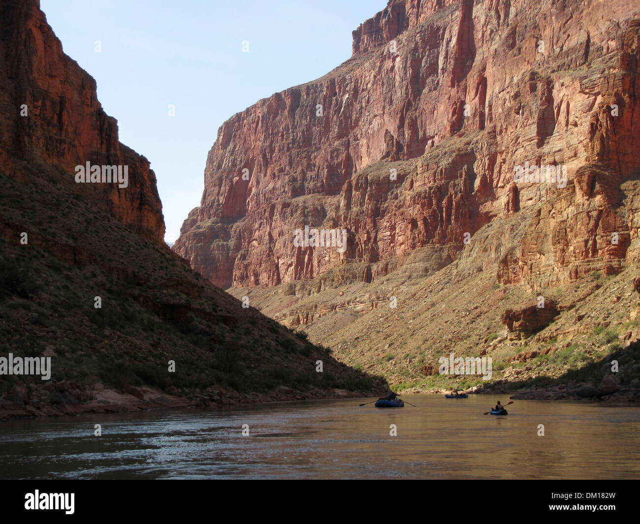 Un gruppo di lavoro di barche lungo il Fiume Colorado attraverso il Grand Canyon Foto Stock