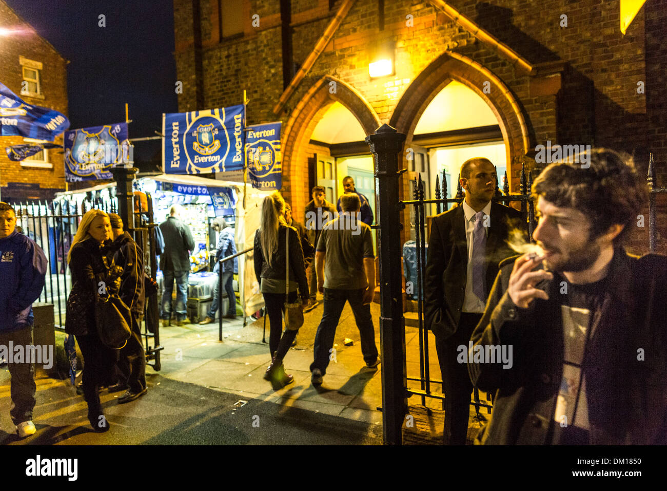 Per gli appassionati di calcio al di fuori di St Lukes Chiesa, Goodison Road, prima della partita infrasettimanale tra Everton e Newcastle Utd Foto Stock