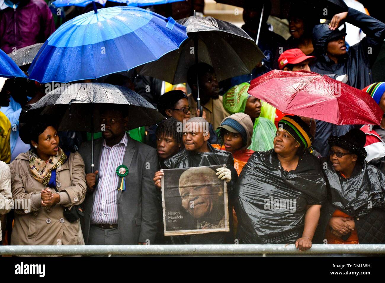 Johannesburg, Sud Africa. Decimo Dec, 2013. Le persone che frequentano il Nelson Mandela il memoriale pubblico servizio alla FNB Stadium il 10 dicembre 2013, a Johannesburg, in Sud Africa. Il padre della nazione passate tranquillamente la sera del 5 dicembre 2013 nella sua casa di Houghton con la famiglia. Sarà sepolto in Qunu per l'ufficiale di funerali di Stato il 15 dicembre 2013. Credito: Gallo immagini/Alamy Live News Foto Stock