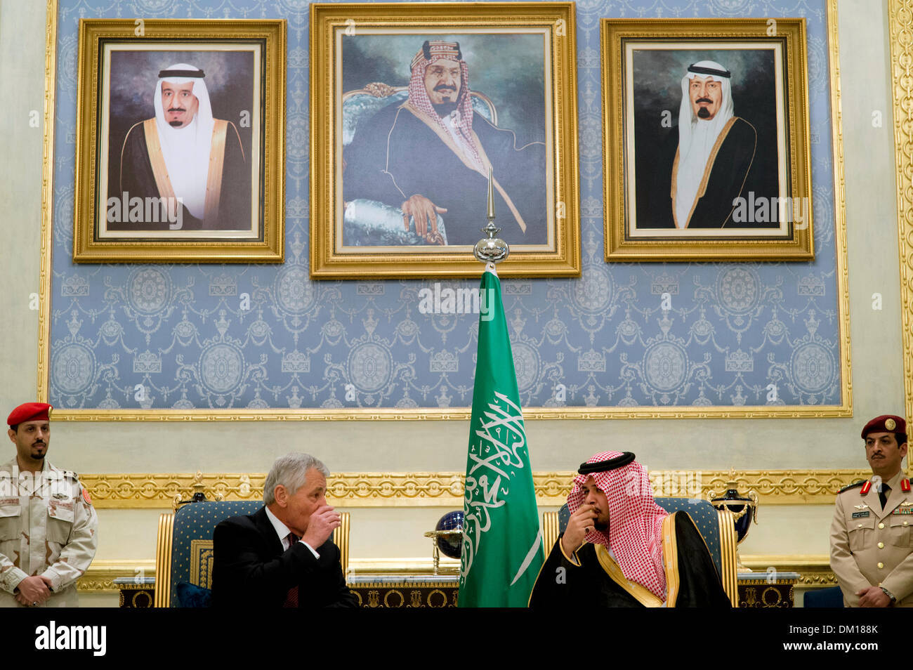 Il Segretario alla difesa degli Stati Uniti Chuck Hagel sotto la partecipa in un accogliente della cerimonia del tè con Saudi Arabian Vice Ministro della difesa Salman bin Sultan bin Abdulaziz Dicembre 9, 2013 a Riyadh in Arabia Saudita. Foto Stock