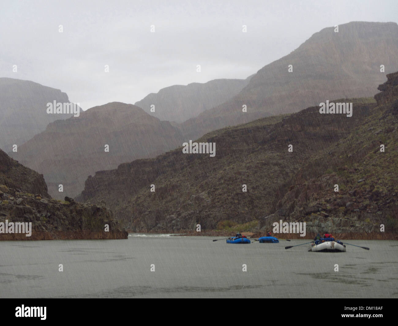 Rafting nel Grand Canyon mentre piove Foto Stock