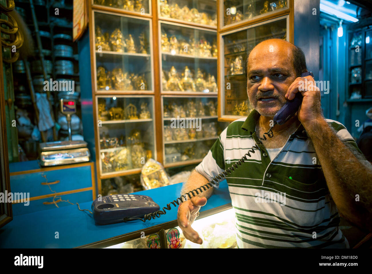 Negoziante al telefono a Calcutta (Kolkatata), India. Foto Stock