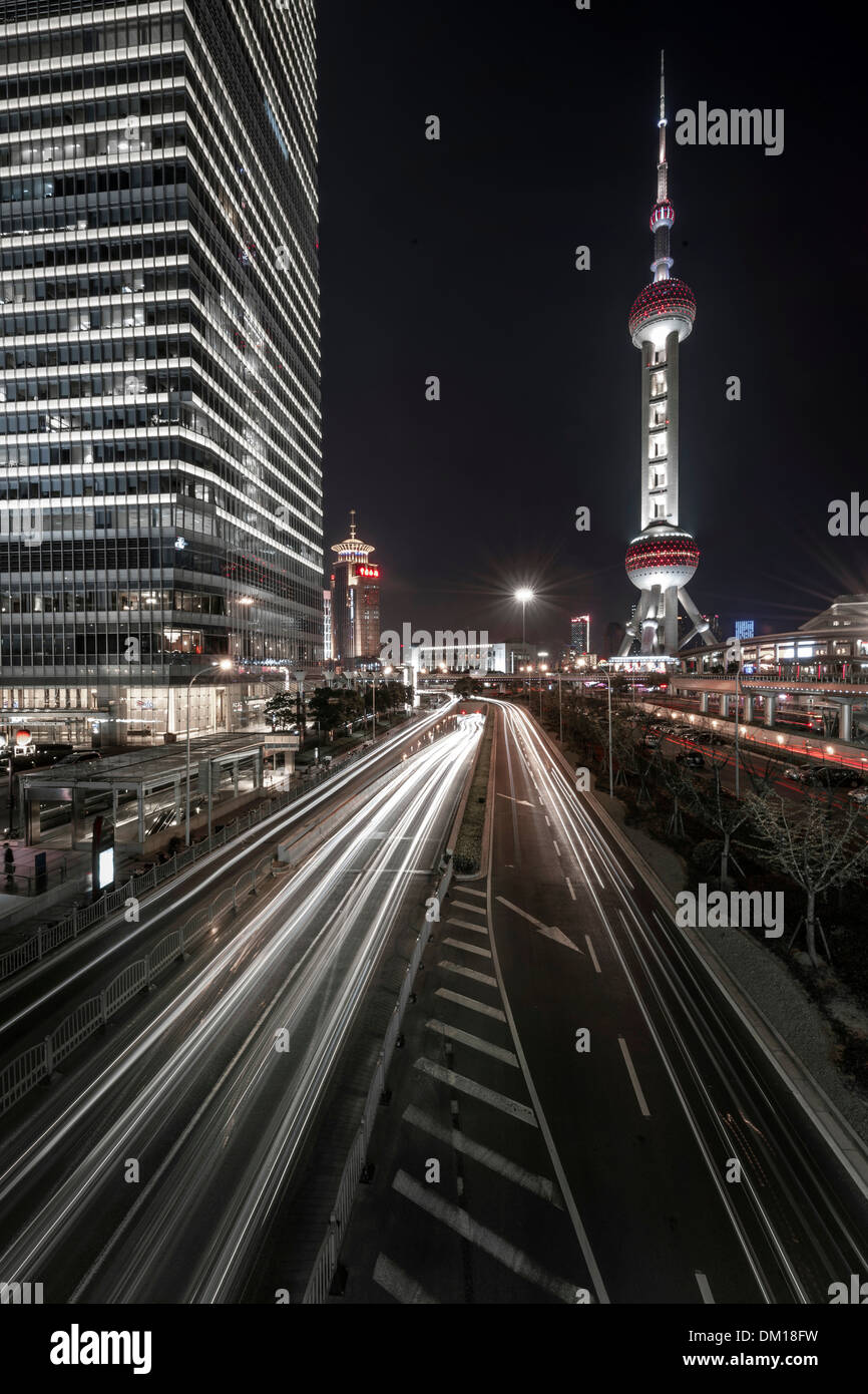 Il traffico di notte, Lujiazui Pudong, Shanghai, Cina Foto Stock