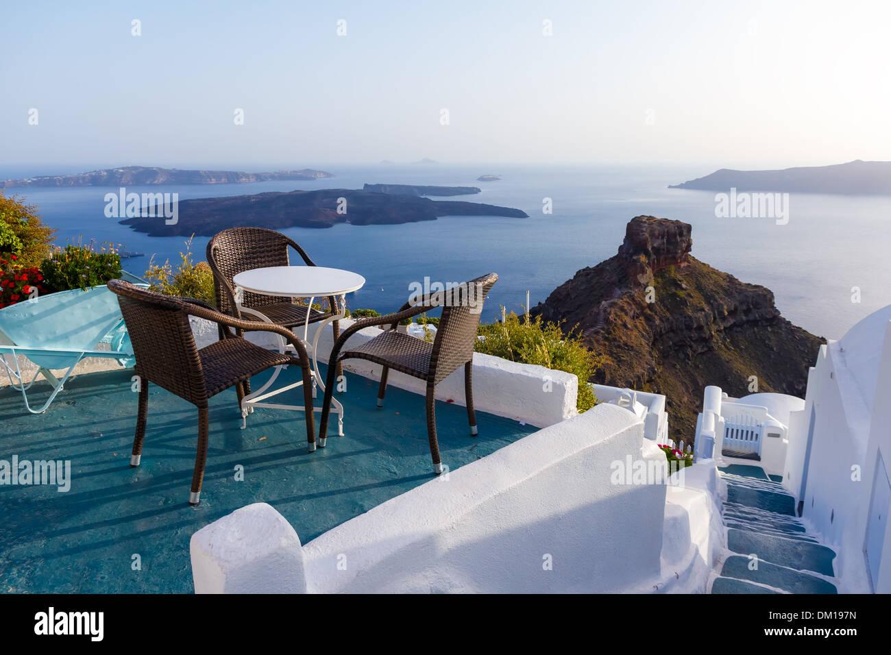 Tavoli e sedie pronto per i clienti su un balcone a Fira, Santorini, Grecia Foto Stock