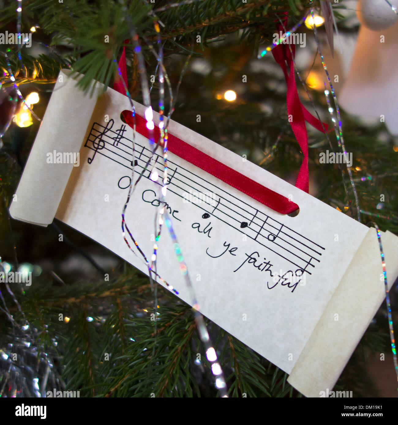 O Venite voi tutti fedeli: Natale carol liriche su un albero di natale decorazione. Foto Stock