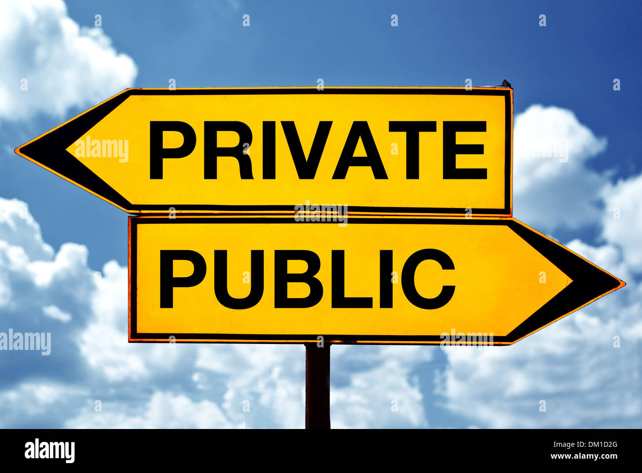 Privato o pubblico, segni opposti. Due segni opposti contro il cielo blu sullo sfondo. Foto Stock