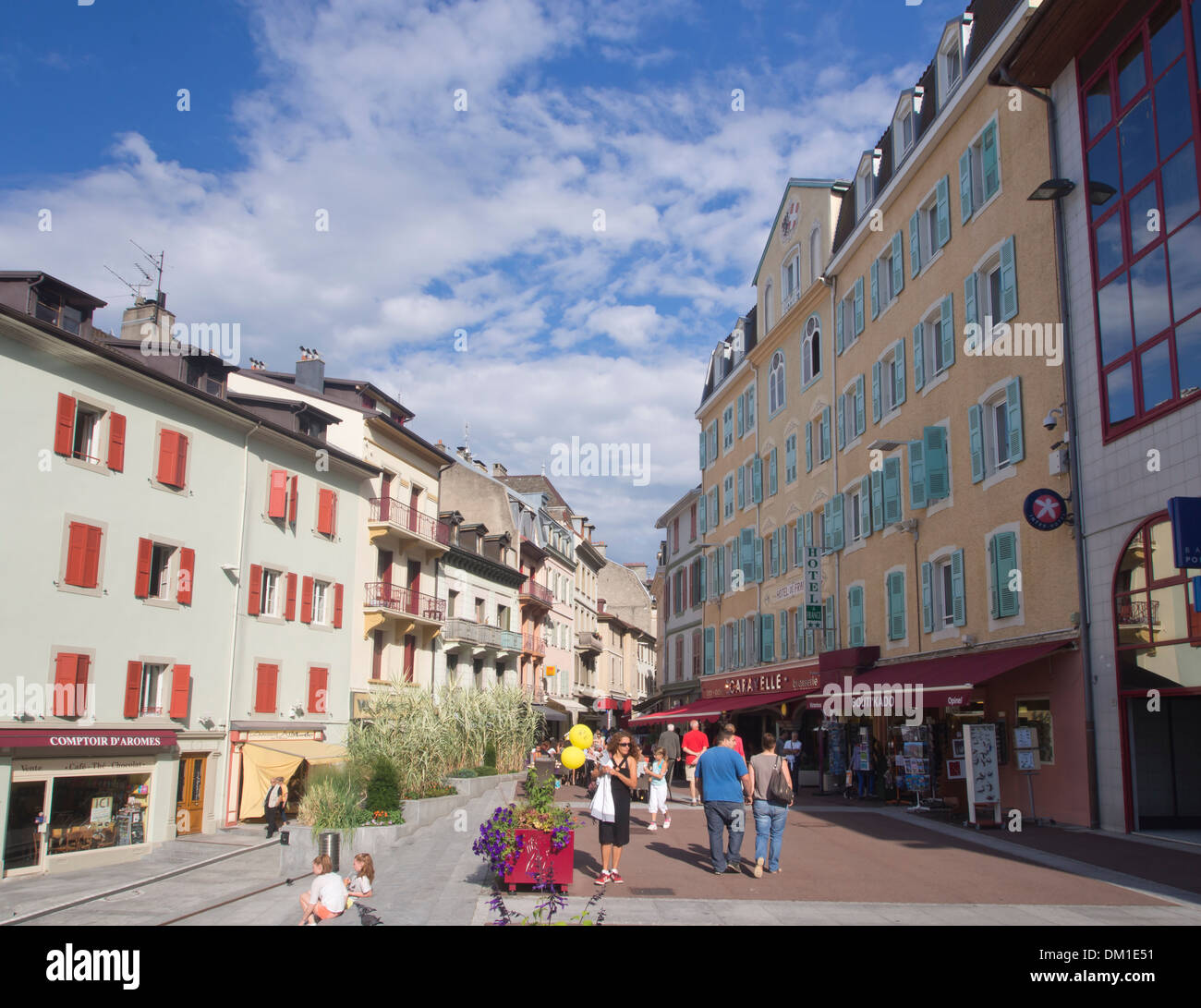 Strada pedonale con ristorante all'aperto nella località turistica di Evian-Les-Bains Francia Foto Stock