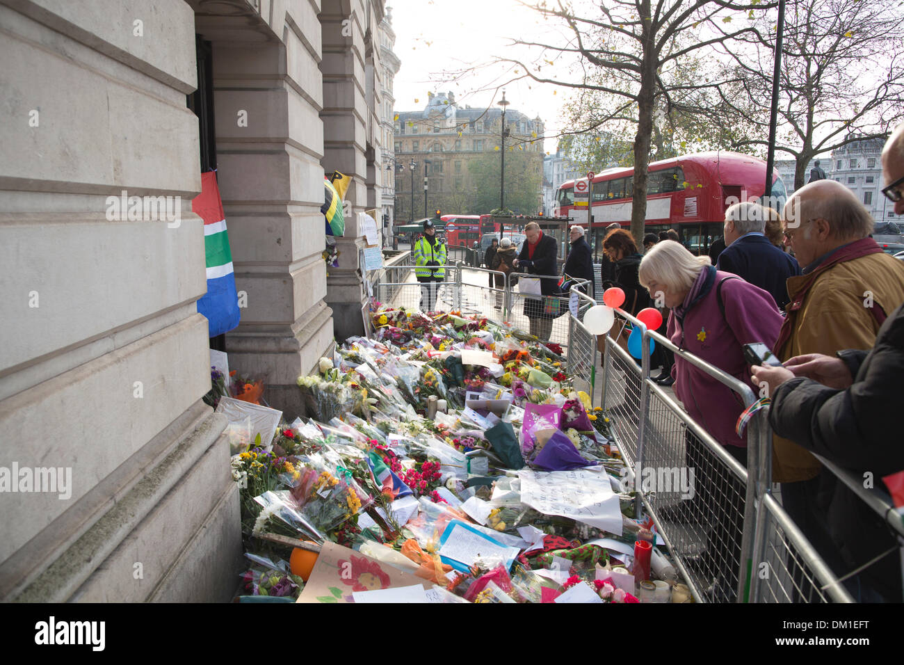 Londra, Regno Unito 10 dicembre 2013. Omaggi sono versati a Nelson Mandela in Sud Africa House, London, Regno Unito Credito: Jeff Gilbert/Alamy Live News Foto Stock