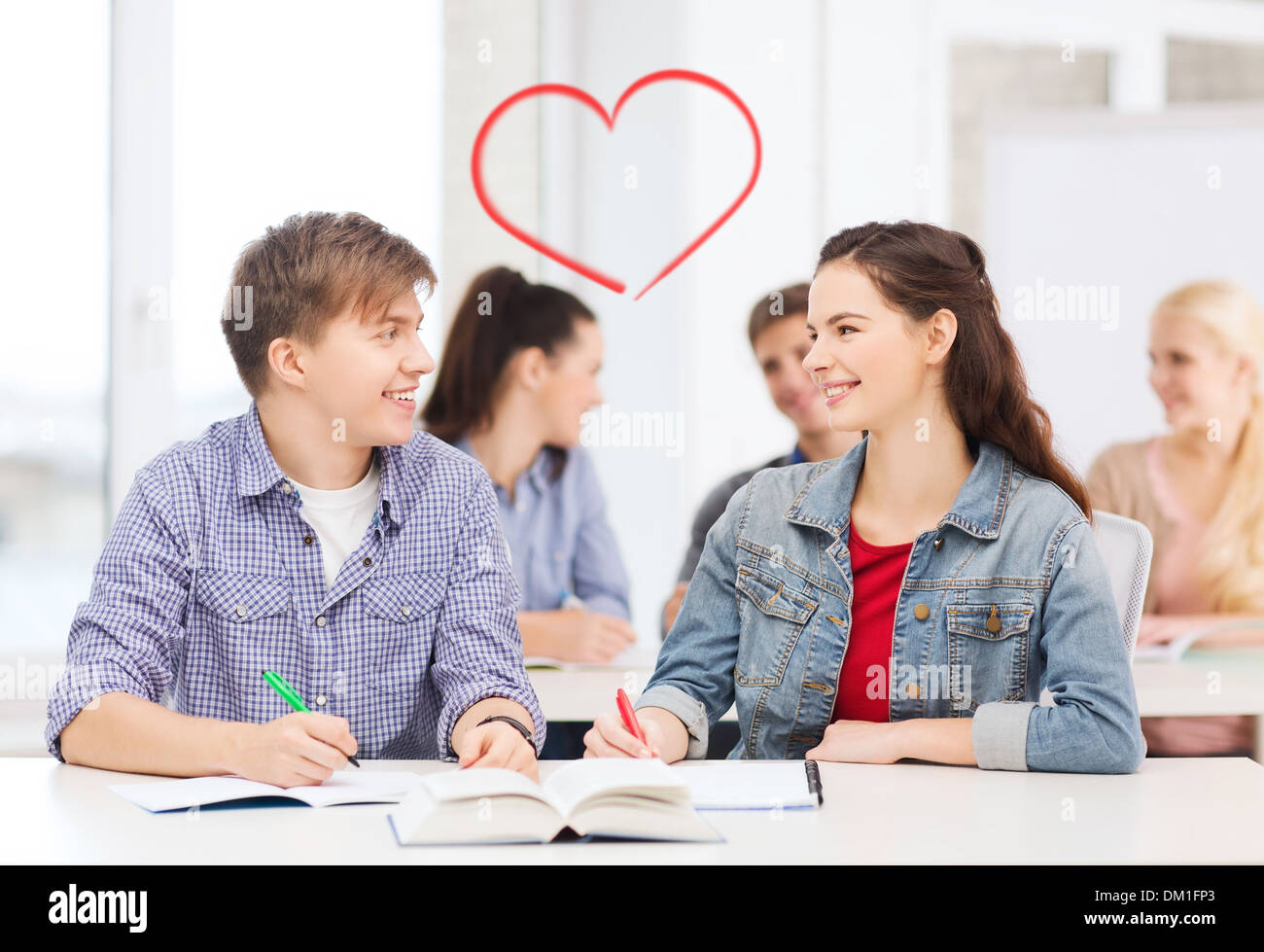 Due ragazzi con i notebook e prenota a scuola Foto Stock