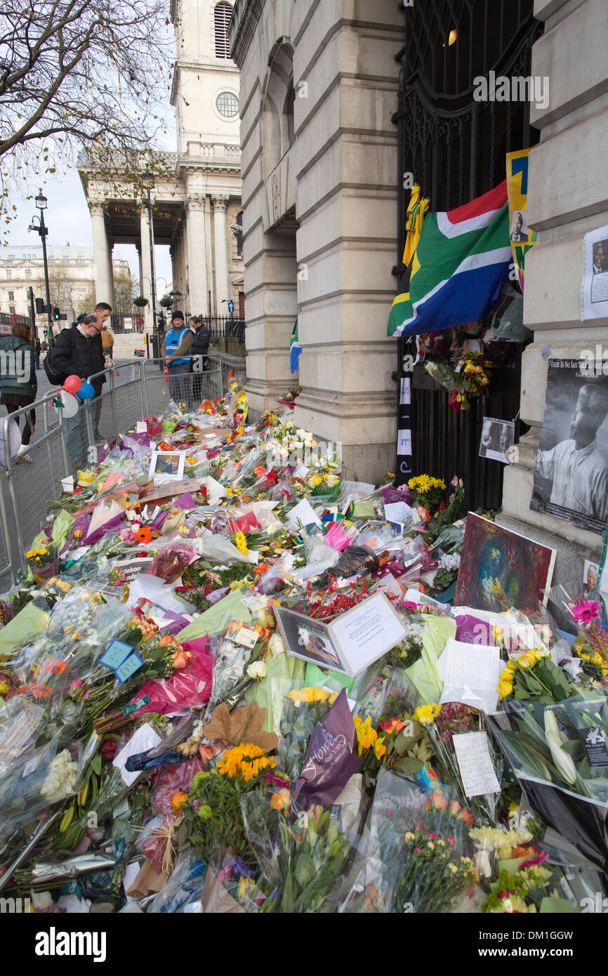 Londra, Regno Unito 10 dicembre 2013. Omaggi sono versati a Nelson Mandela in Sud Africa House, London, Regno Unito Credito: Jeff Gilbert/Alamy Live News Foto Stock