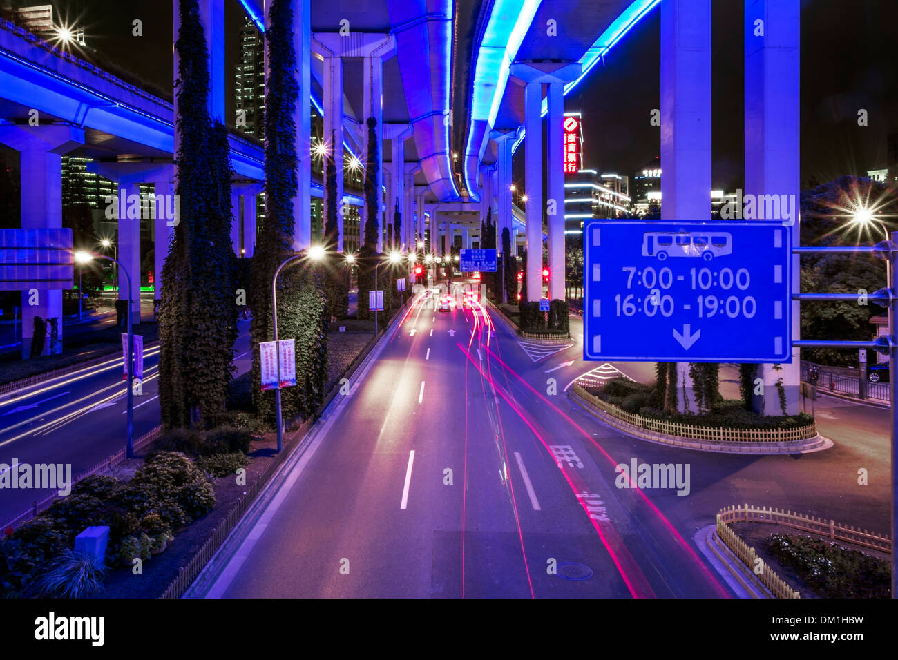 Autostrada illuminato, Xintiandi hotspot di notte, Puxi, Shanghai, Cina Foto Stock