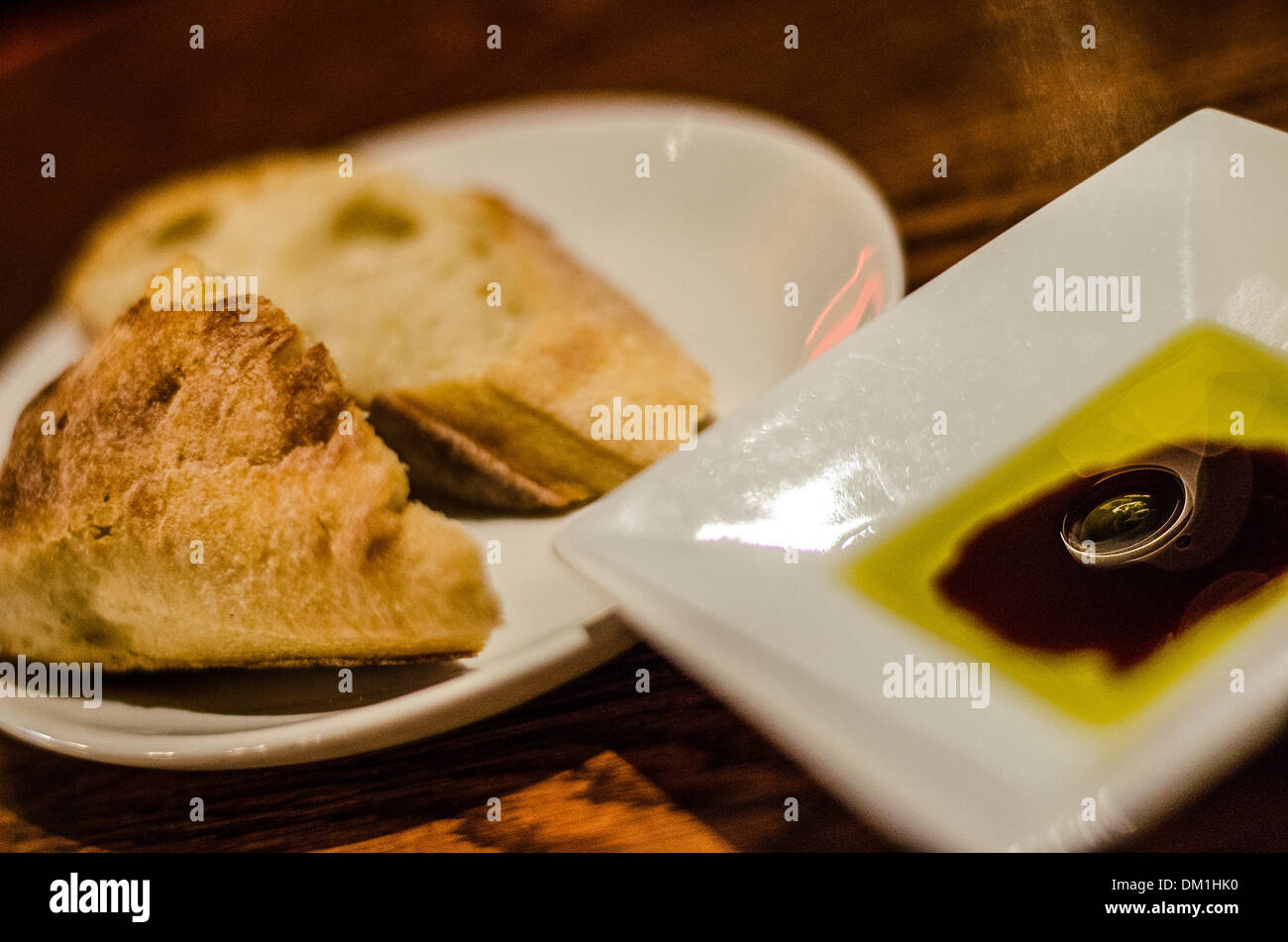 Tutto il frumento penne con olio di immersione. Foto Stock