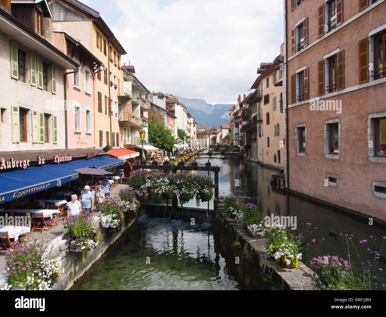 La città vecchia di Annecy Francia, una miscela di vecchie case pittoresche, canali, ponti, ristoranti e fiori in estate Foto Stock