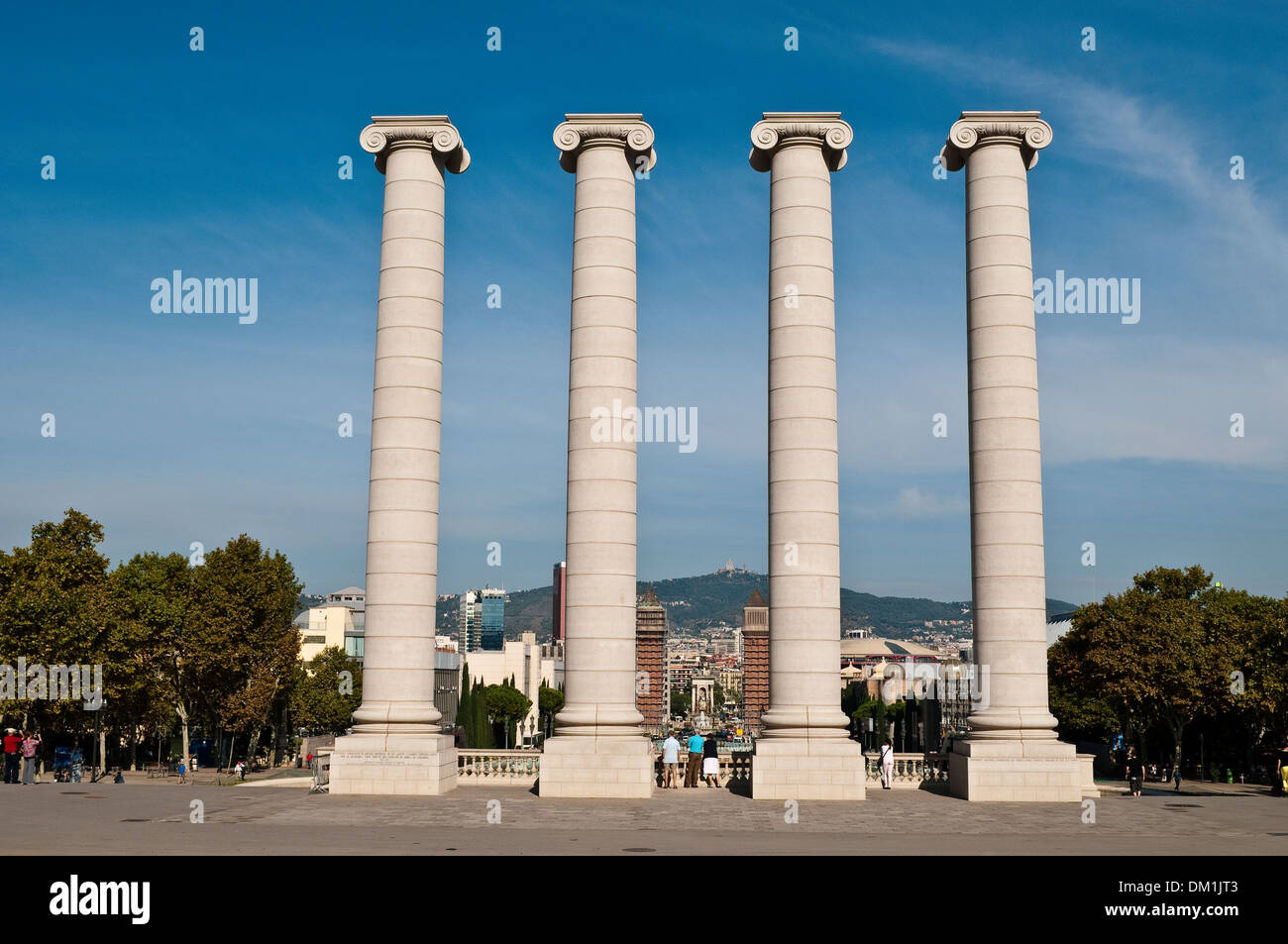 Quattro colonne a Plaza de las Cascadas, monumento nazionale per il catalano patrioti, Montjuic Barcellona, in Catalogna, Spagna Foto Stock