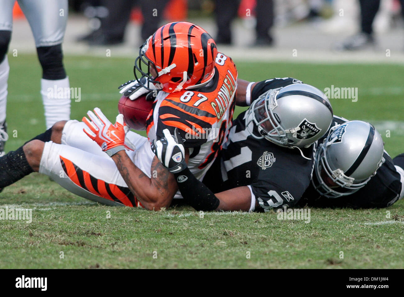 Cincinnati wide receiver Andre Caldwell (87) contro Oakland Raiders Hiram Eugene (31) durante l'azione di gioco a Oakland Coliseum, noto anche come ''buco nero'' a Oakland, Claif. Domenica. Oakland Raiders sconfitto i Cincinnati Bengals 20-17. (Credito Immagine: © Konsta Goumenidis/Southcreek globale/ZUMApress.com) Foto Stock
