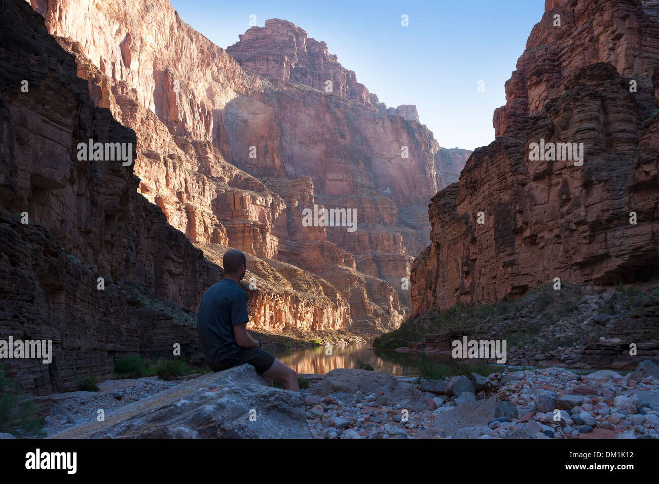 Un uomo orologi il sunrise nel Grand Canyon, Arizona, Stati Uniti. Foto Stock