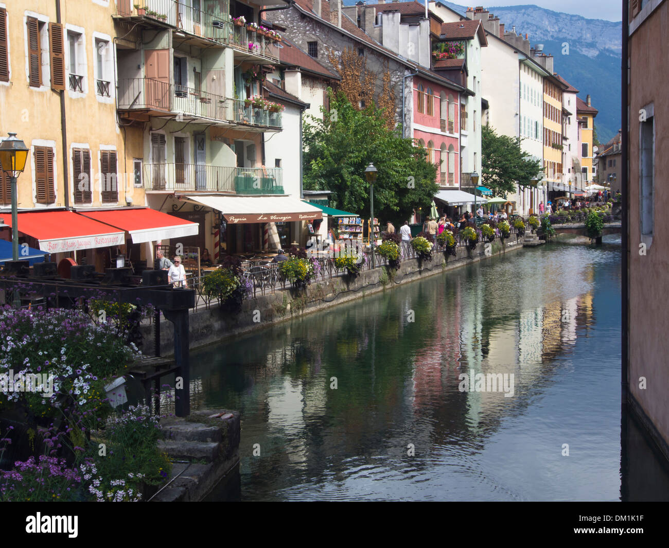 La città vecchia di Annecy Francia, una miscela di vecchie case pittoresche, canali, ristoranti ponti e fiori in estate Foto Stock
