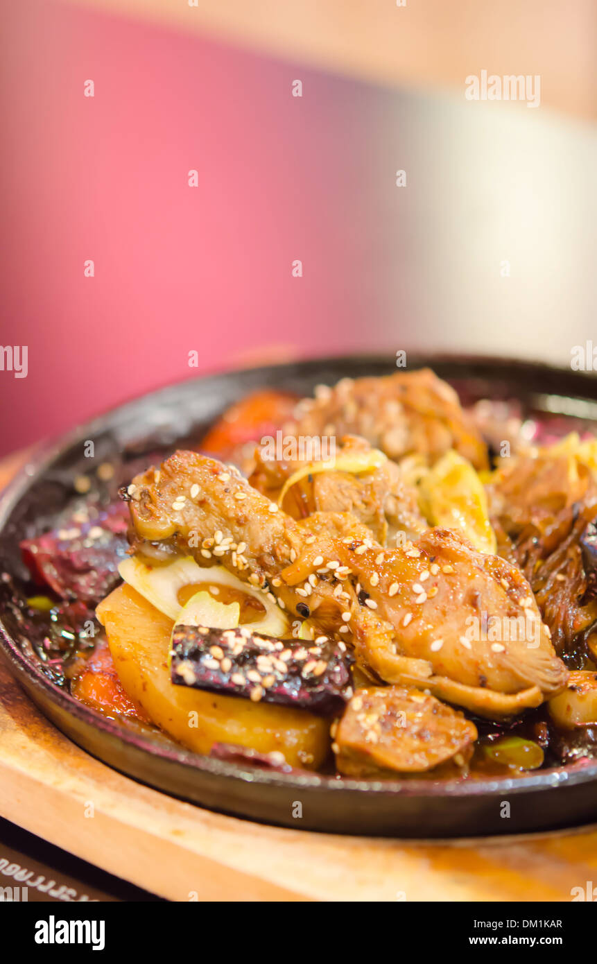 Il pollo al forno con vermicelli , Patata , verdure e salsa di soia ( Jim Dak è preferito il cibo coreano ) Foto Stock