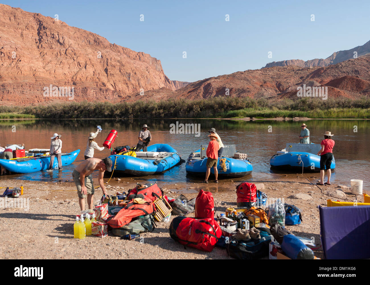 Un gruppo di carico e di preparare i loro zattere gonfiabili all'inizio di un Grand Canyon rafting trip a Lee's Ferry, Arizona. Foto Stock